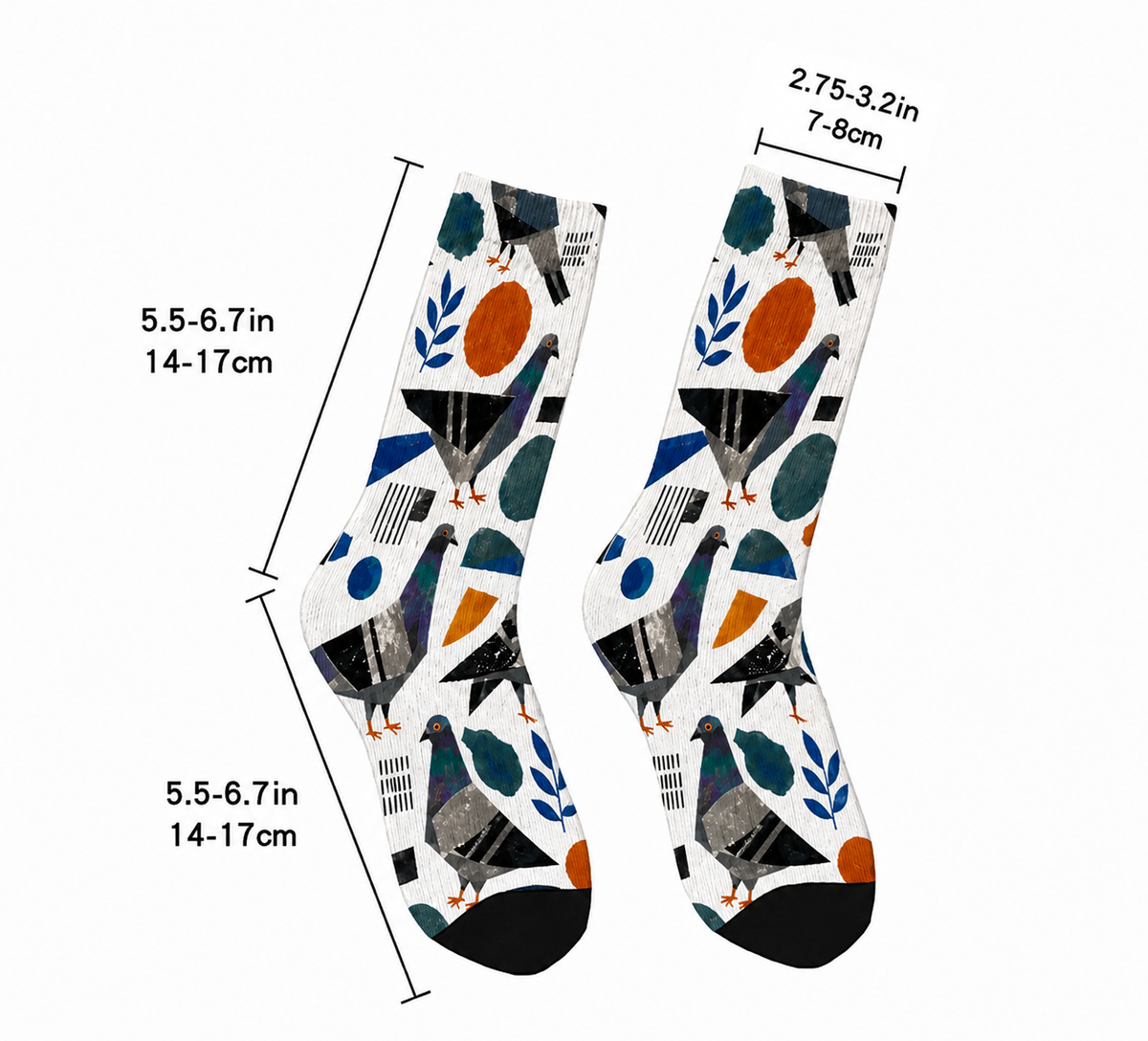Chaussettes pour enfants à motif pigeons en collage avec détails sur l’élastique, le tissu, la pointe et la semelle coussinée.